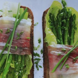 Grüner Spargel im Prosciuttomantel Grüner Spargel im Prosciuttomantel